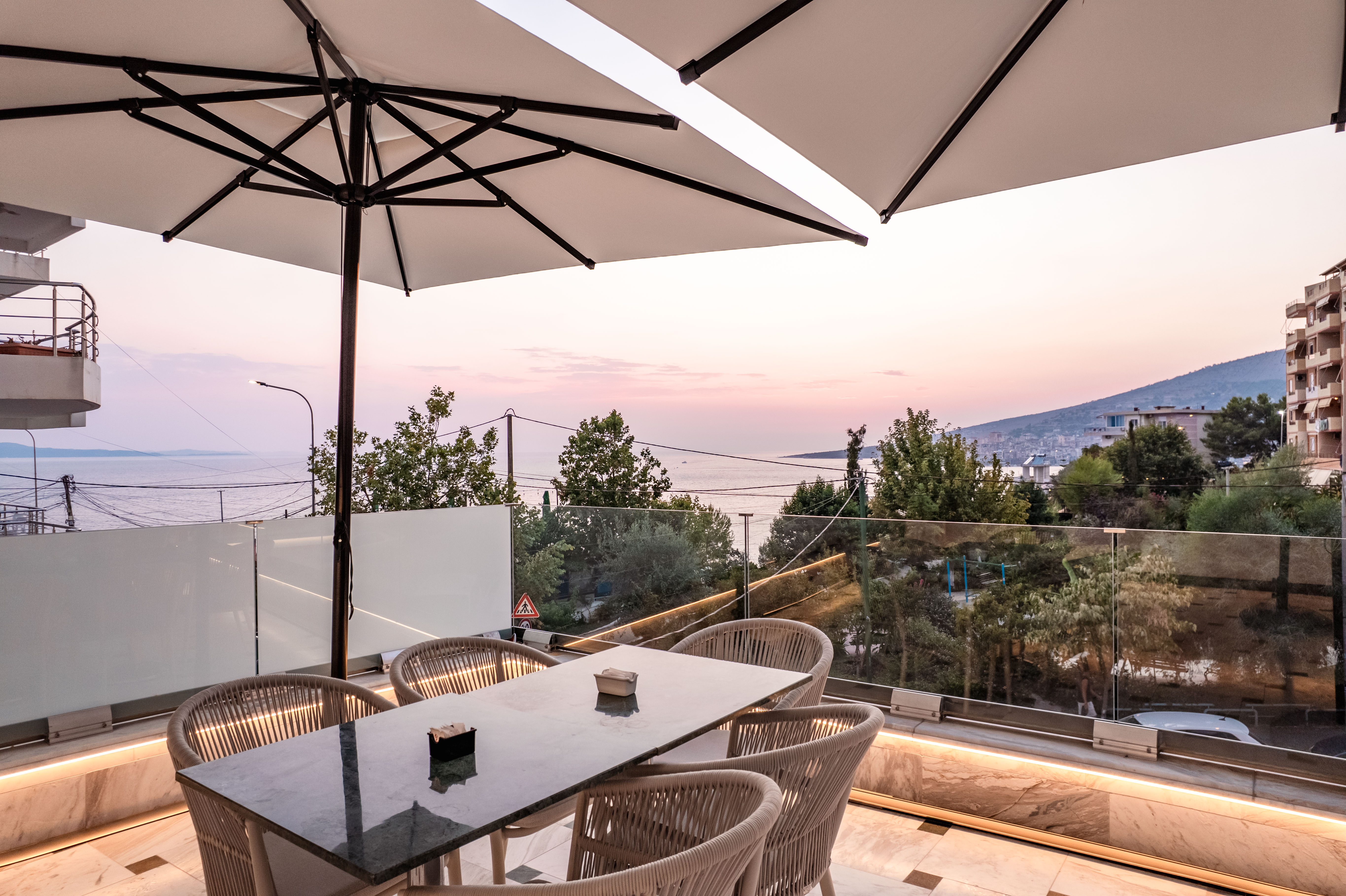 Hotel Oasis Sarandë me pamje nga Deti Jon